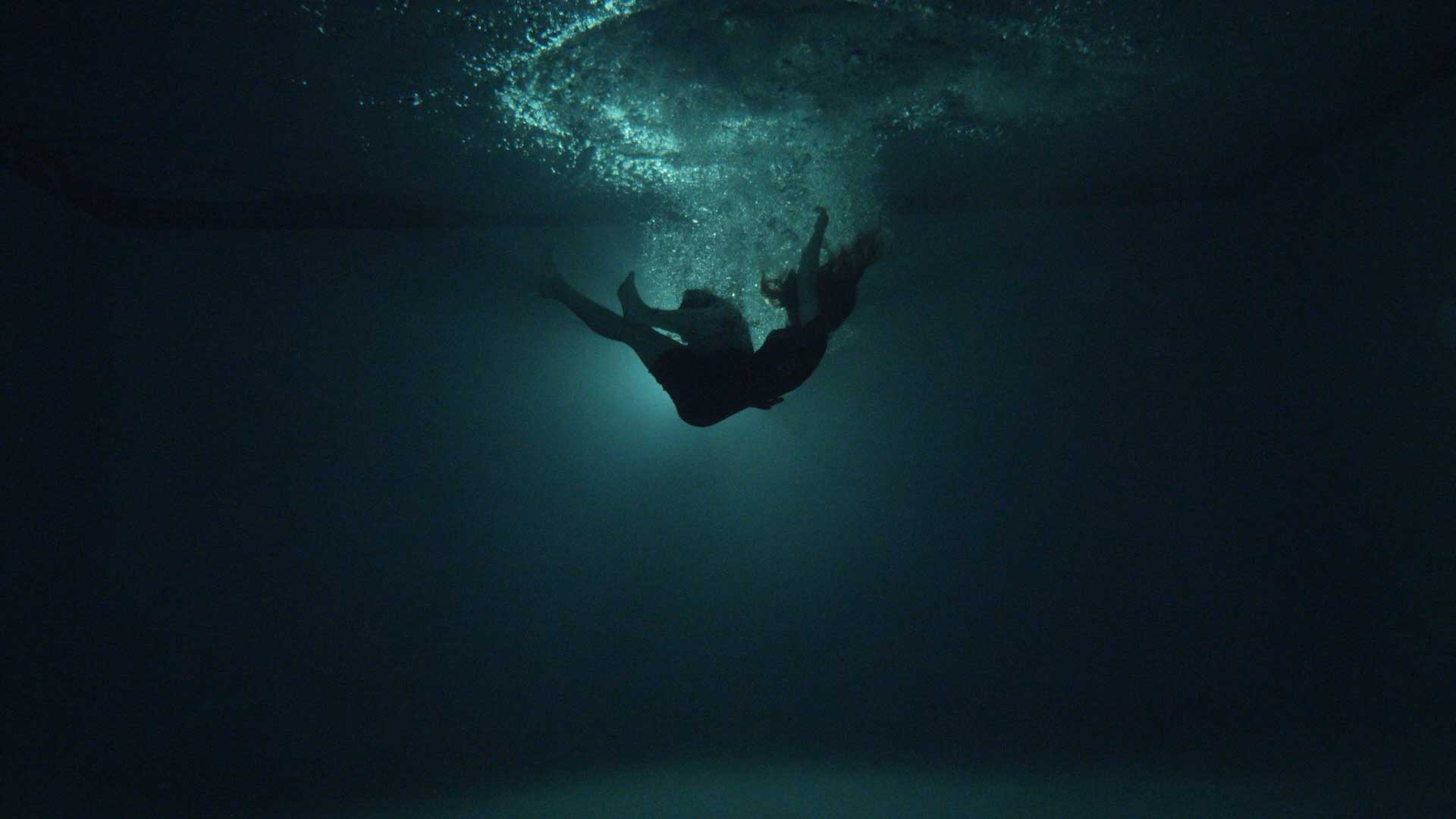 Girl Drowning Underwater Vk