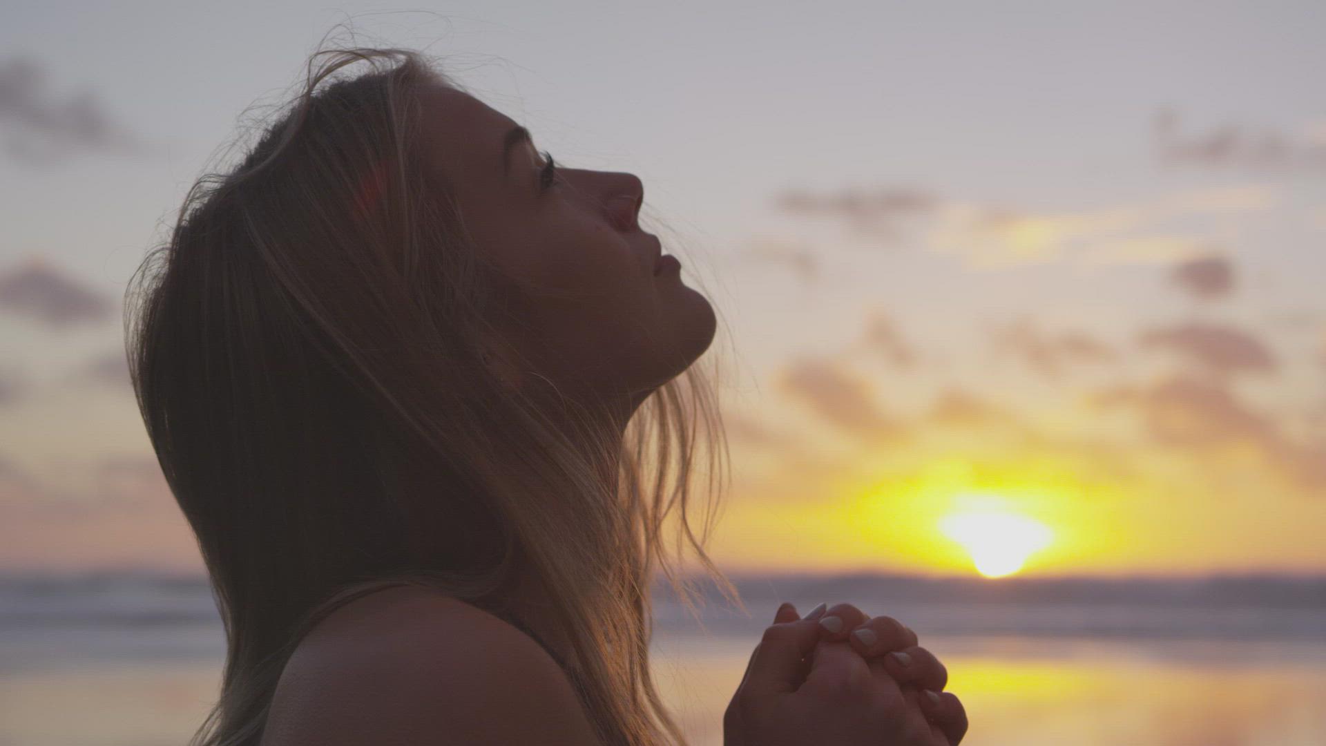 Woman Gazing into the Sky FILMPAC