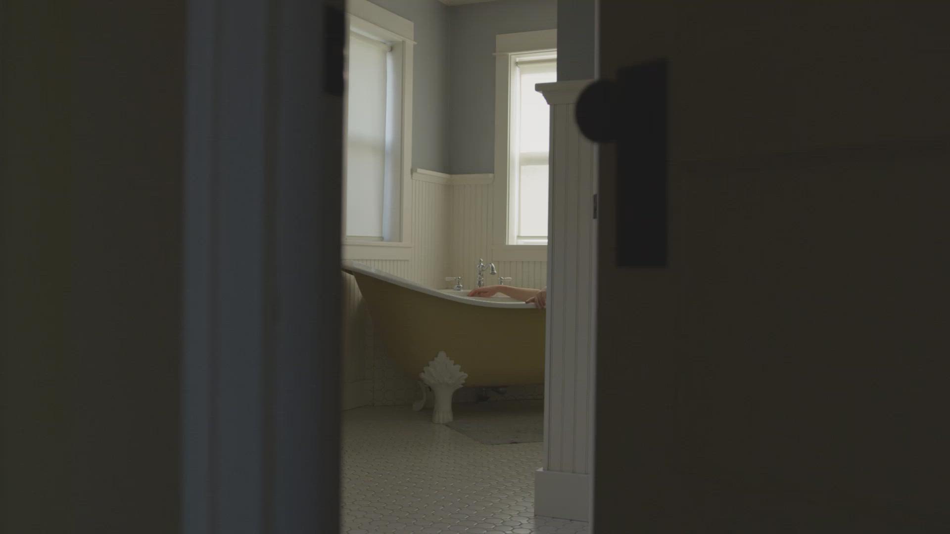 Creepy Woman in Bathtub FILMPAC