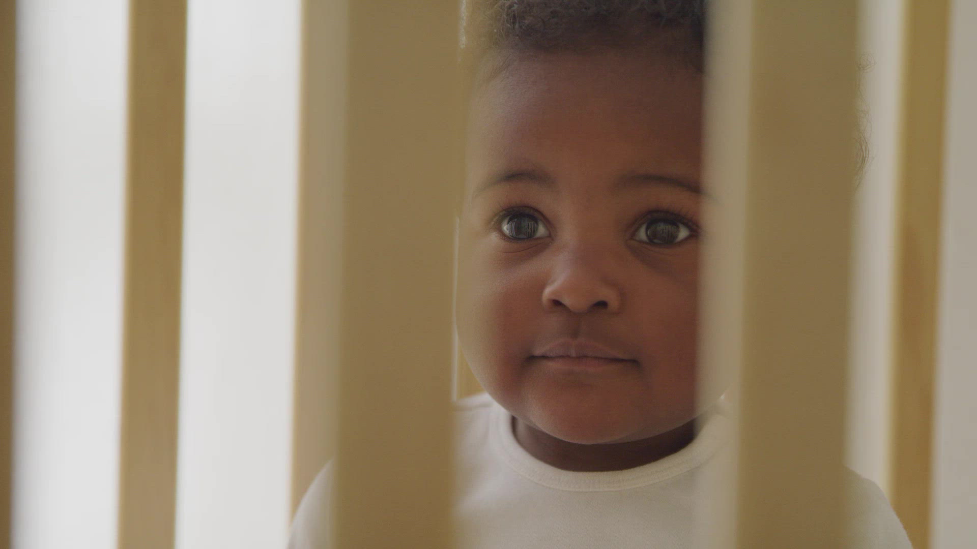 happy-baby-in-crib-filmpac